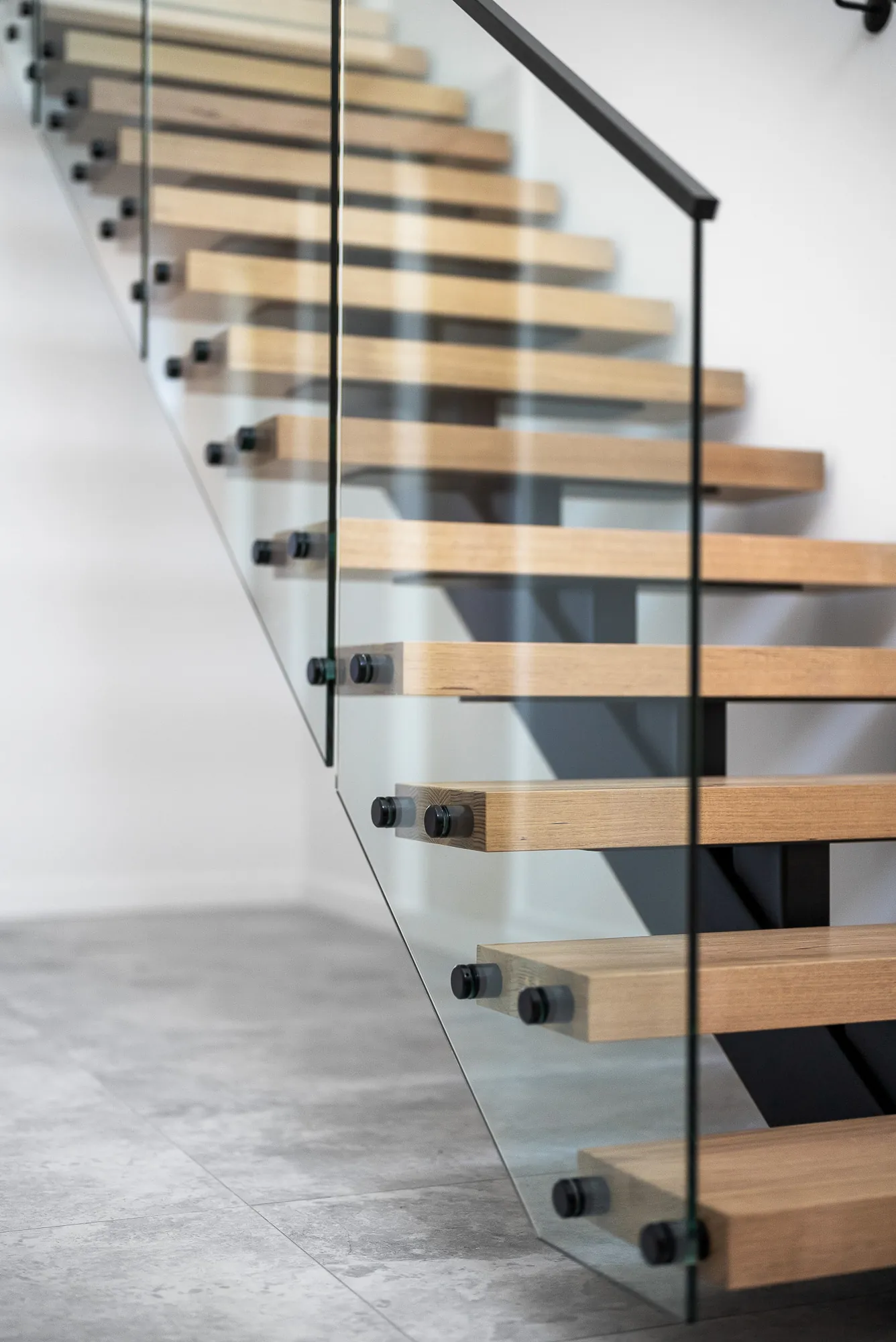 Floating oak staircase with glass balustrade in the Scott home